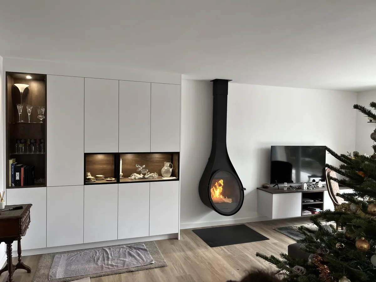 Designový krb Rocal Drop v interiéru - realizace krbů a kamen