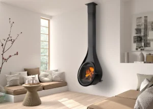 Produkty Flamen - Závěsný černý designový krb na dřevo v moderním světlém obývacím pokoji s minimalistickým nábytkem.