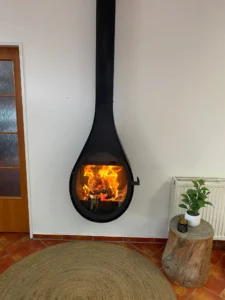 Designový krb značky Rocal model MINI DROP hořící v našem showroomu v Brandýse nad Labem ve FLAMENU